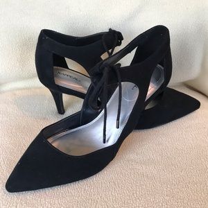 NWOT  X-Appeal  size 9 ankle tie velvet shoe